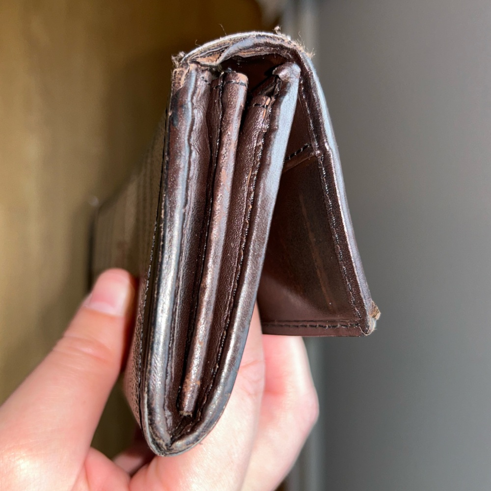 Timeless Burberry Wallet - Picture 6 of 12